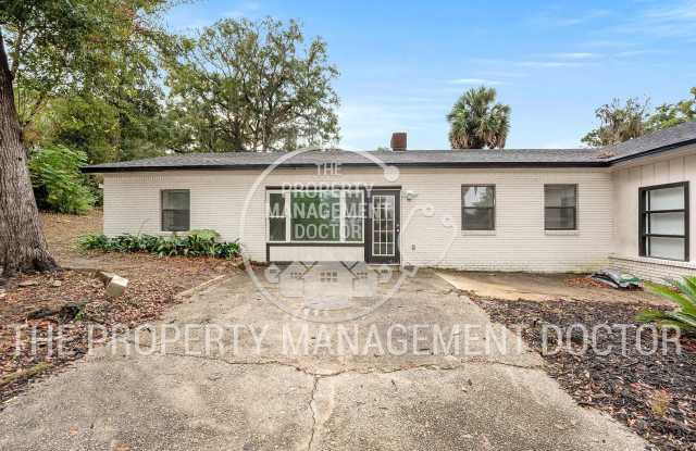 Rare Find! Spacious 2/1 Home on Huge Lot - Perfect for Work Vehicles, Boats  Pets***JANUARY SPECIAL - SECOND MONTH HALF OFF*** photos photos