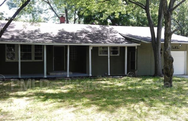 703 SE Douglas St - 703 Southeast Douglas Street, Lee's Summit, MO 64063