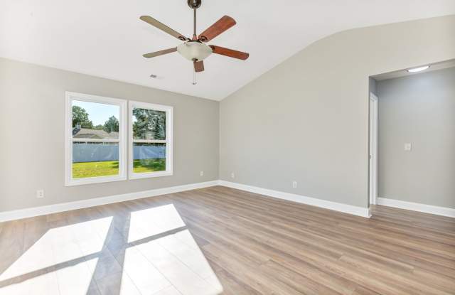 Charming 3BR/2BA Home on Expansive Lot in Carolina Forest Gallery 4