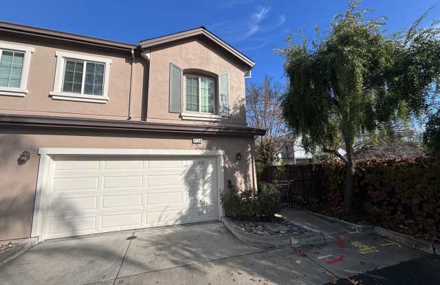 Willow Glen- Beautiful corner unit townhome with a private backyard - 1138 Wabesco Place, San Jose, CA 95125