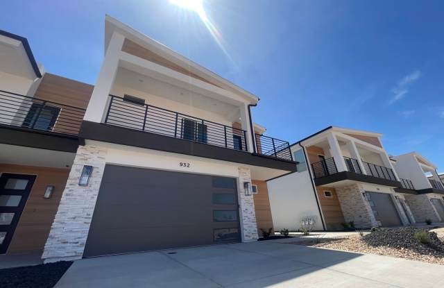 Beautiful 3 Bed Home with VIEWS!! - END UNIT!! photos photos