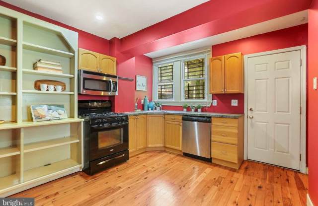 Fabulous 2bd/1.5ba Upper Fells Rowhome w/ CAC & W/D--Available 12/15 Gallery 1