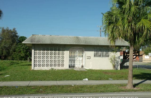 1399 NW 27 AVE - 1399 NW 27th Ave, Roosevelt Gardens, FL 33311