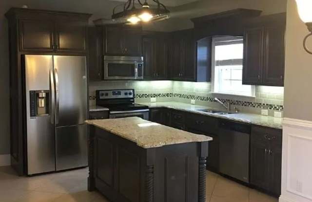 SHORT TERM LEASE AVAILABLE Luxury Living in Valdosta: Your Dream Home Awaits at 3511 Walstine Ln Gallery 2
