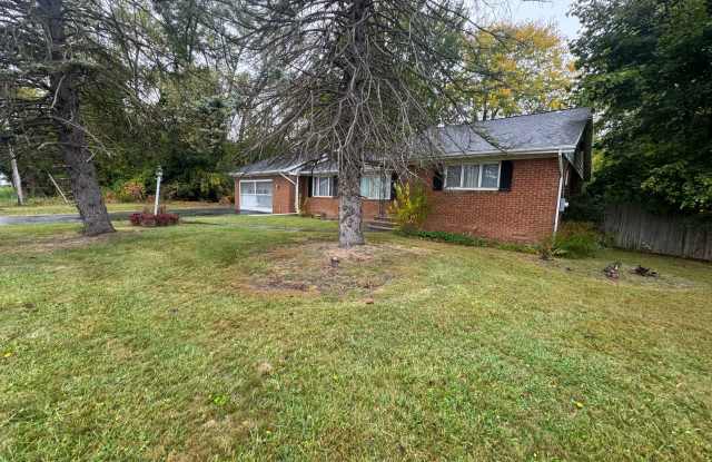 Spacious 3BR Liverpool Ranch | 3-Season Room & Full Basement Gallery 3