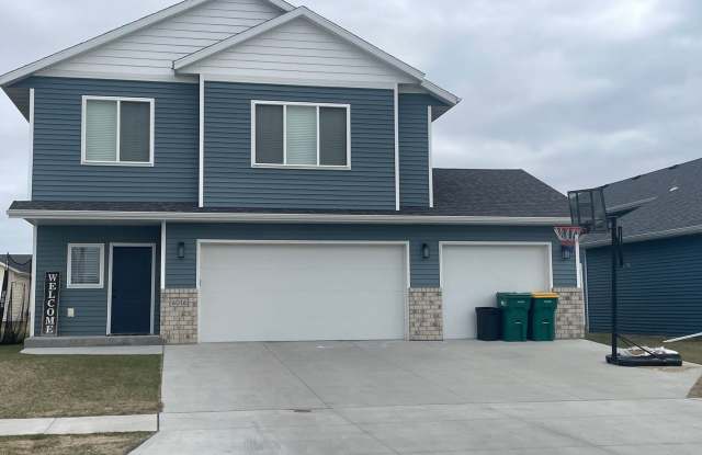 4-bedroom, 3-bathroom Horace Single-Family Home w/ 3 Stall Garage photos photos