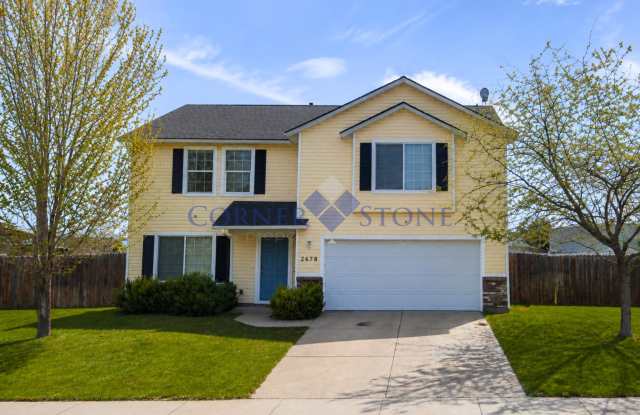 Large 4 Bedroom Home with Garden space, Basketball Court, Close to park! photos photos