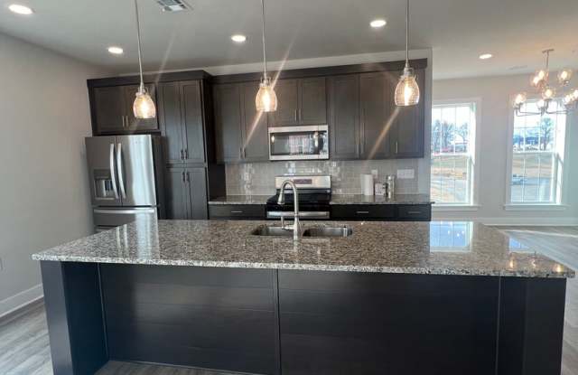 2 bedroom  - 2.5 bathroom End-Unit Townhouse FOR RENT Gallery 4