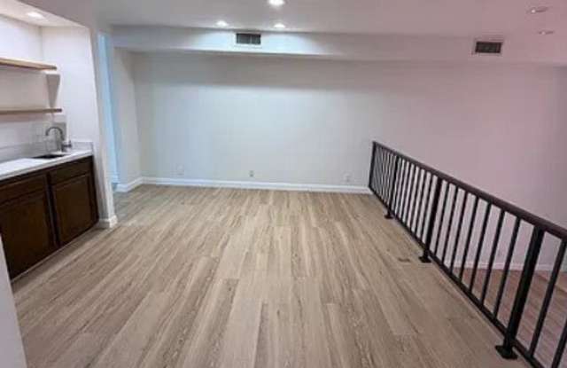5345 White Oak Avenue Gallery 4