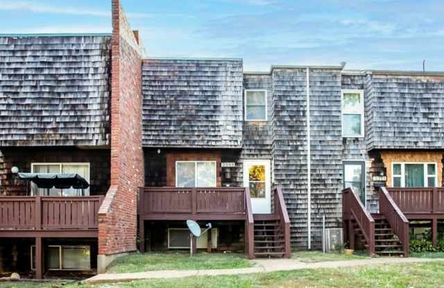 Looking for a spacious and comfortable townhouse in a convenient location? Look no further than 3305 Bridge Manor! Gallery 3