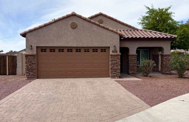 **GREAT 4 BEDROOM/2 BATHROOM HOME IN GLENDALE (GLENDALE & 75TH)** - 7242 North 77th Drive, Glendale, AZ 85303