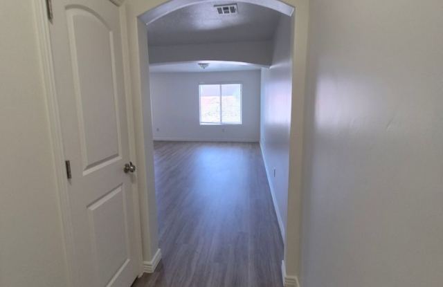Remodeled 3 Bed / 2.5 Bath Townhome in Great Location Gallery 3