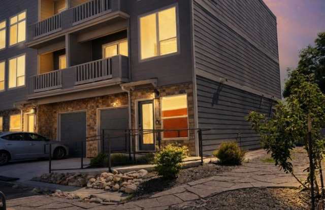 Free Internet + Mountain Views! Come see this charming 3BR Townhome in Denver - Perfect for Roommates or Small Family! photos photos