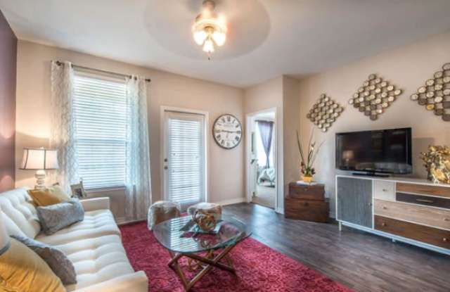 21334 Encino Commons Gallery 1
