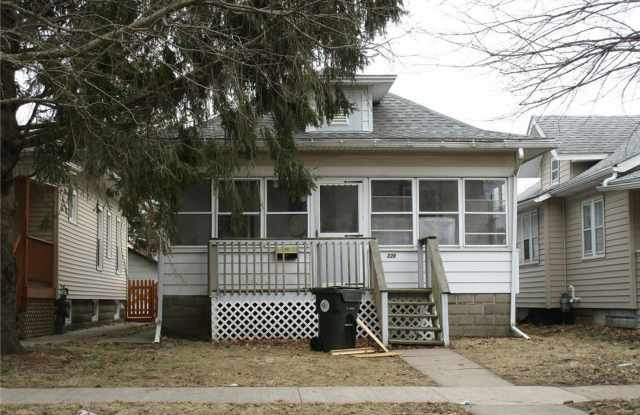 2 Bedroom, 1 Bathroom 226 Western Ave Waterloo, IA 50701 photos photos