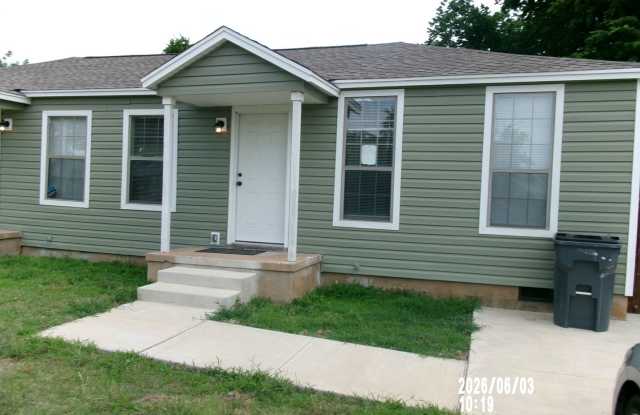 Charming 2-Bedroom, 1-Bath Duplex Near Cameron University Gallery 1