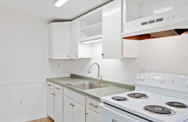 For Rent | Charming 2-Bedroom Home with Bonus Room & Screened-In Porch in Berlin photos photos