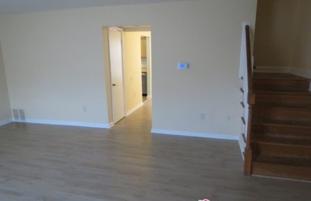 1975 Addison Road South Gallery 3