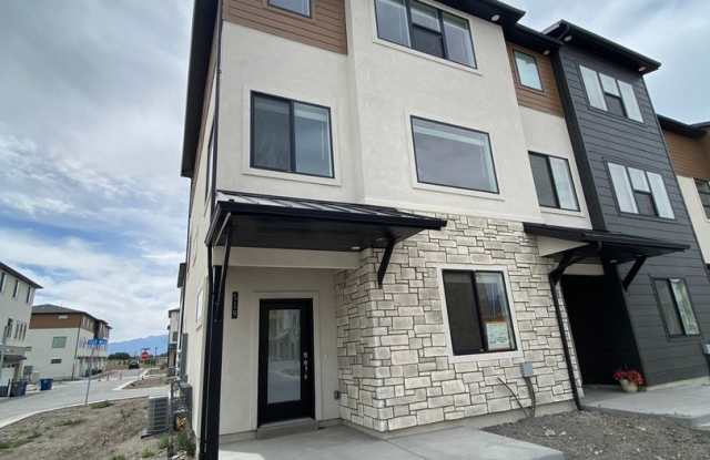 Beautiful Newer Rockwell Ranch Townhome (End Unit) photos photos