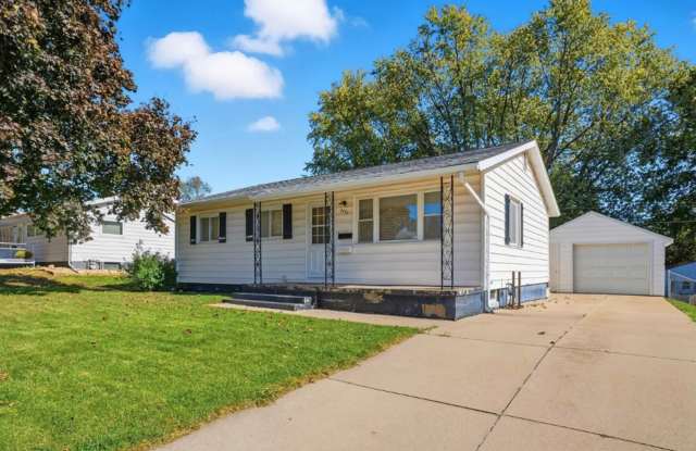 3-Bed House in Waterloo - 1111 Scott Avenue, Waterloo, IA 50701