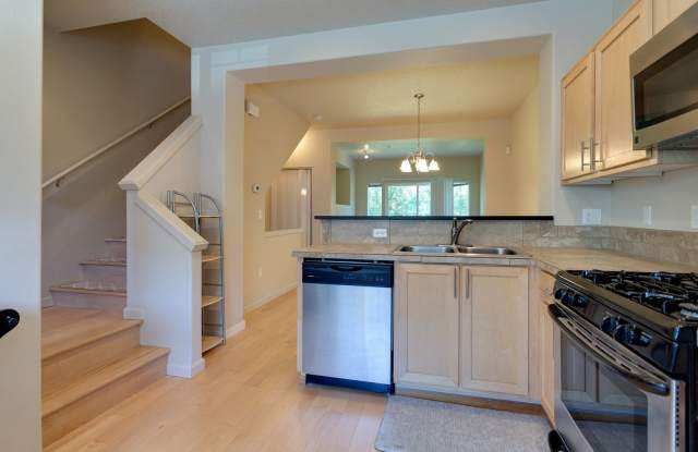 Beautiful Townhouse Available in Cedar Mill! photos photos