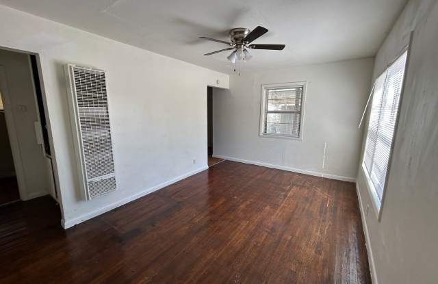 2/1/1 with 2 carports and covered patio! Gallery 3