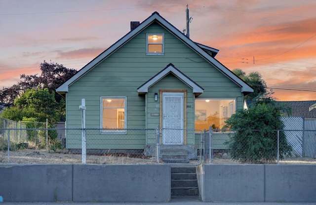 Newly Renovated 3 bedroom, 1.5 bathroom Single Family Home Available Now! Gallery 1