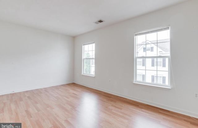 43727 CLEAR LAKE SQUARE Gallery 4