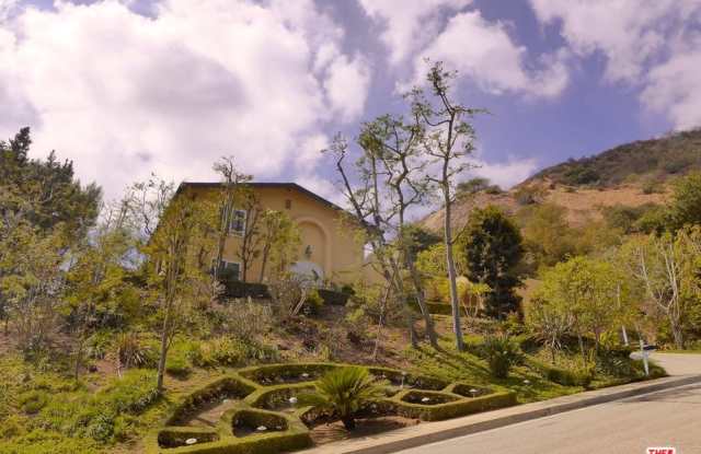 9640 ROYALTON Drive Gallery 2