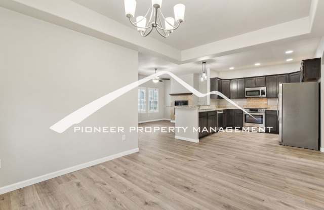 Spacious 4bd, 3 Full Bath Gold Hill Mesa Villa with Main Floor Living with AC and 2 Car Garage Gallery 4