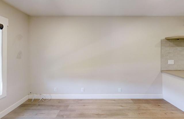Newly Upgraded 3 bedroom 2 bath Gallery 4