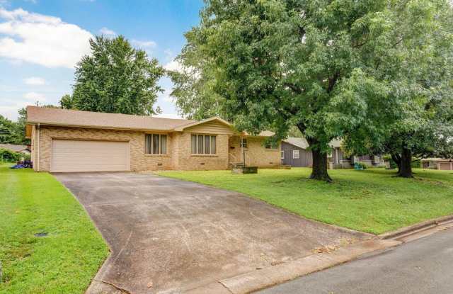 Beautiful All Brick home located next to Glendale High School and Wilder Elementary! Don't miss this one! - 3066 East Lomita Street, Springfield, MO 65804