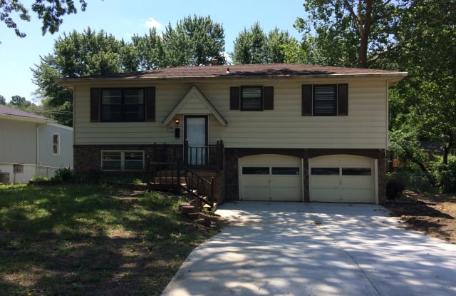 5601 E 100th St - 5601 East 100th Street, Kansas City, MO 64137