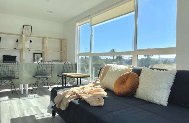 1476 W 35th St - Co-Living Gallery 2