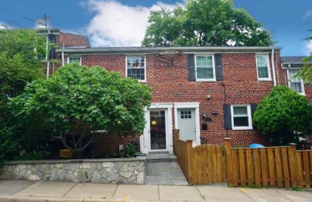 Stylish and updated 3BR 2 BA in superb location! - 209 Burgess Avenue, Alexandria, VA 22305