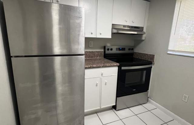 !!DISCOVER OPEN SPACES OF "THE PARK" Luxurious 2/2.5 Townhouse call for specials!!$$ Gallery 2
