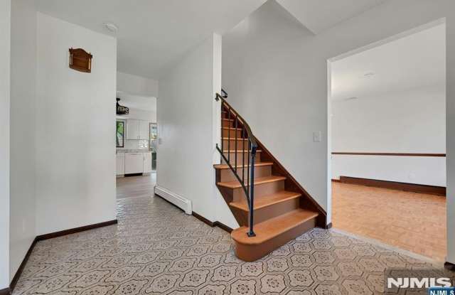 60 Gordon Avenue Gallery 2