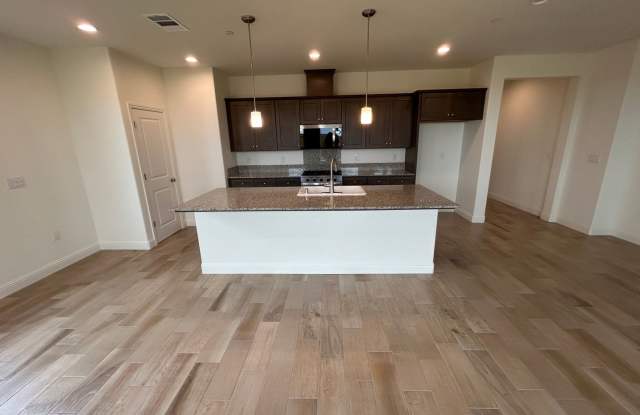 Northwest Visalia! Don't miss this beauty! Spacious and open 4 bedroom 2 bath! Gallery 3