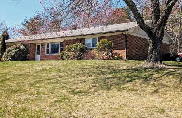 4 Bedroom Ranch- Close to Town! photos photos