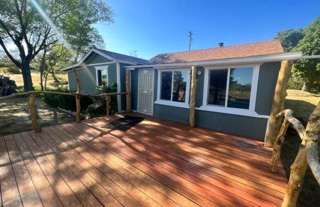 Spacious 3BD, 2BA + ADDITIONAL ROOM/OFFICE SPACE, PROPERTY, TONS OF PARKING, IN BOULEVARD! photos photos