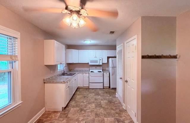 Lithia Springs 3 Bed-1 Bath Stepless Ranch, Private Lot, Carport Gallery 3