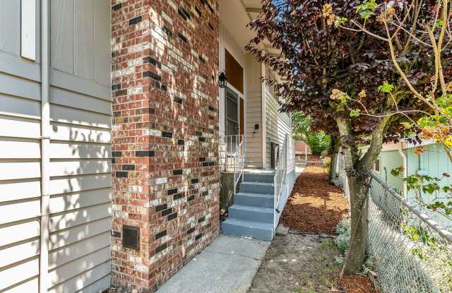 Fully Renovated 3BD Upper Duplex with Garage & Garden in West Seattle Gallery 4