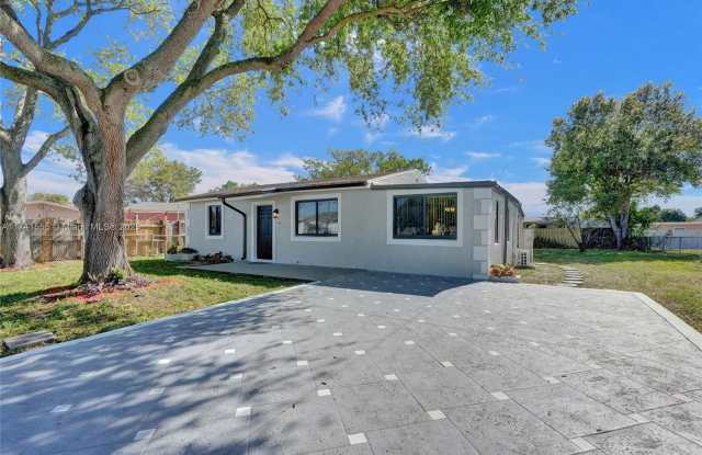 136 Miami Gardens Rd - 136 Miami Gardens Road, West Park, FL 33023