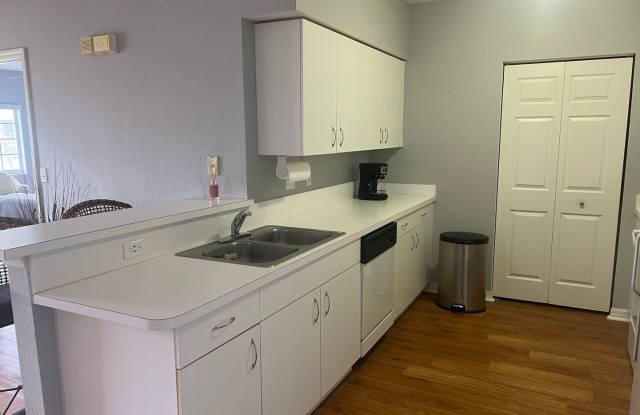 ***VERY REASONABLE RATE***FULLY FURNISHED  ***LOVELY FURNISHED 2 BED/2 BATH***GROUND FLOOR**SEASONAL*** Gallery 3