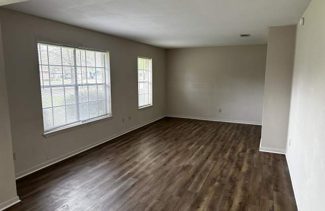 128 Royal Lane - 128 Royal Lane, Commerce, TX 75428