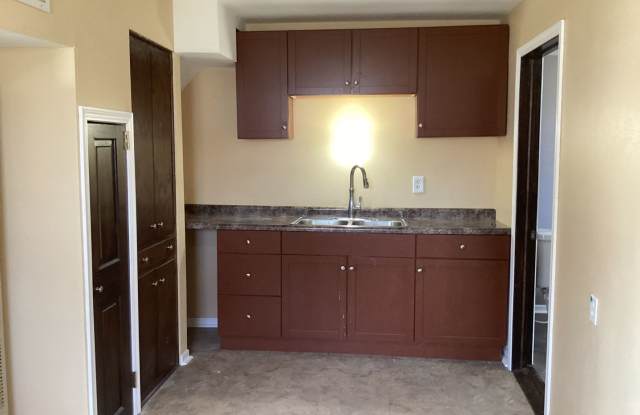2 bedroom single family home wit attached garage Gallery 1