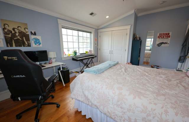 Brighton Oversized 4 Bed / 3 Bath – 2,800 SF – In-Unit Laundry – 6/1 photos photos