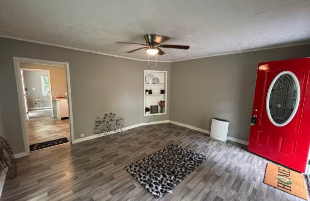 Spacious 3-Bed Home $1300 photos photos Spacious 3-Bed Home $1300 photos photos