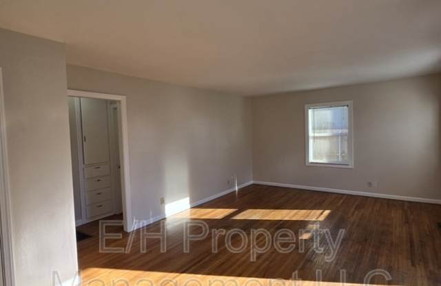 1009 West Maple Street Gallery 3