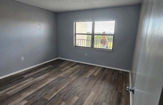 900 Cove Cay Dr Gallery 2